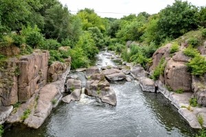 Красивый вид на горную реку