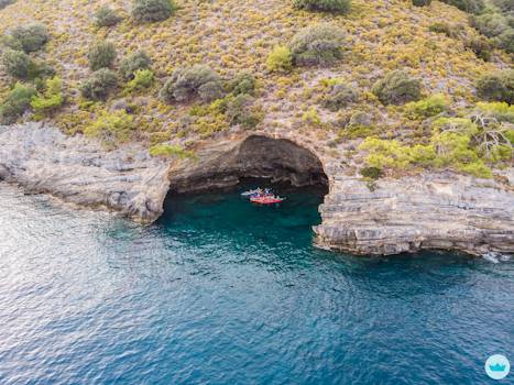 байдарки в бухте моря Турция