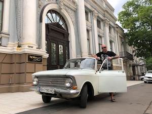 мужчина на автомобиле Москвич
