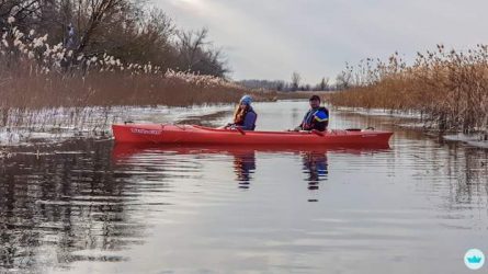 Красный каяк