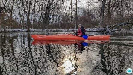 турист на каяке зимой